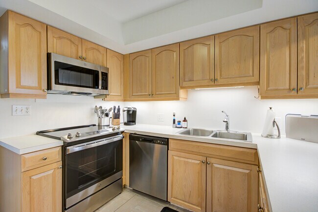 Building Photo - 120 S Ocean Blvd