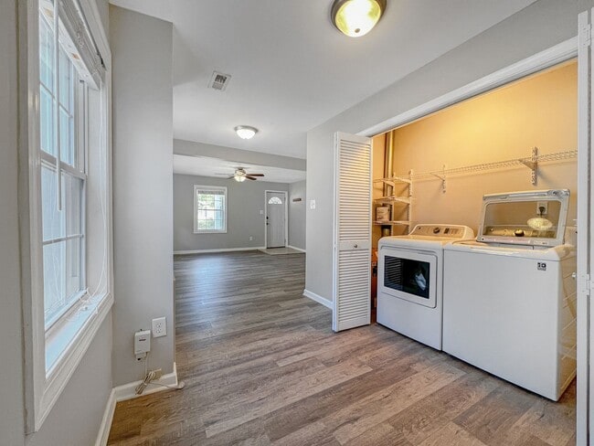 Building Photo - Charming 3 Bed, 2 Bath Home Minutes From B...
