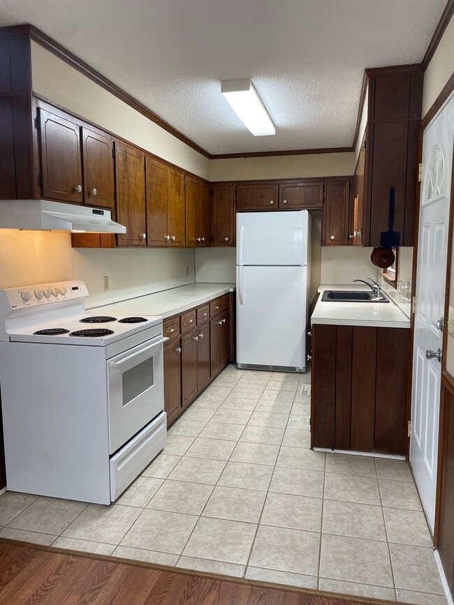 Building Photo - 3 BED, 2 BATH BRICK HOME LOCATED IN COUNTR...