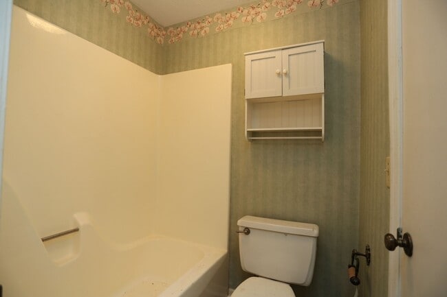 Building Photo - 2 Bedroom townhome