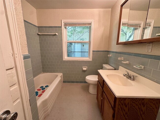 Building Photo - 6 E Southlawn Ave