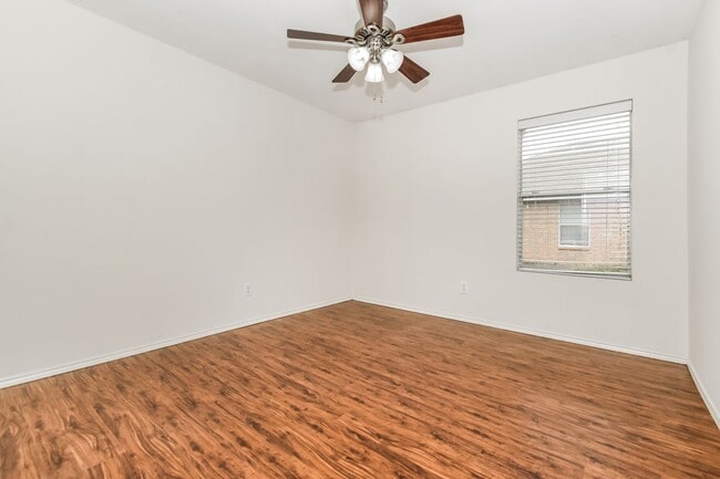 Building Photo - $1,850 4 Bed/2 Bath/2 Garage Ready for Move-in Home in Woodland Creek