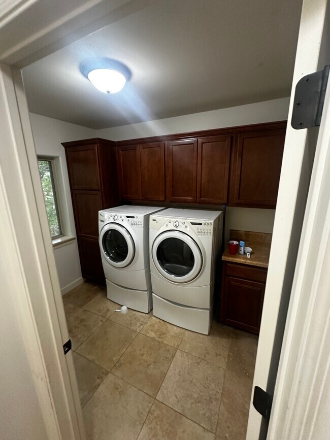Building Photo - 105 High Ridge Ct