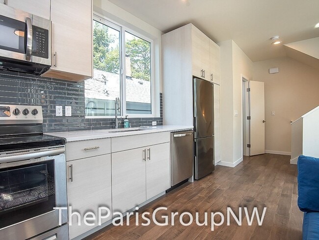 Building Photo - Modern Madrona 3BR TH * A/C!!* Big Open Sp...