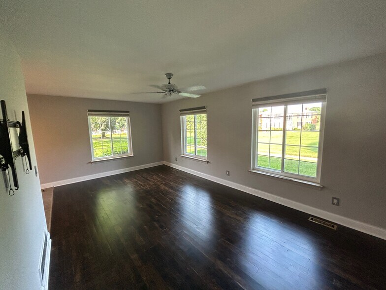 Building Photo - 683 E Fox Hills Dr