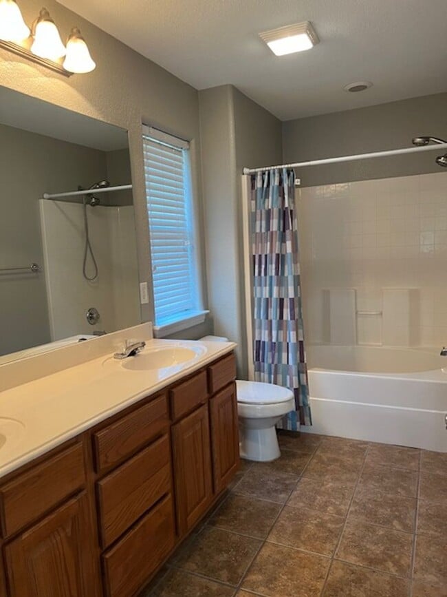 Building Photo - 521 Sweetwater Dr