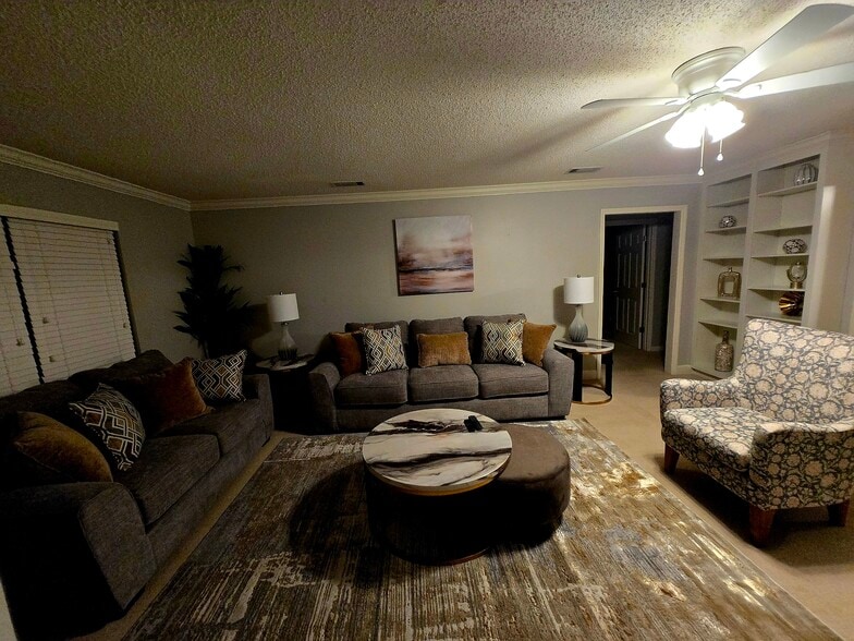 Building Photo - 2218 E Alberson Dr