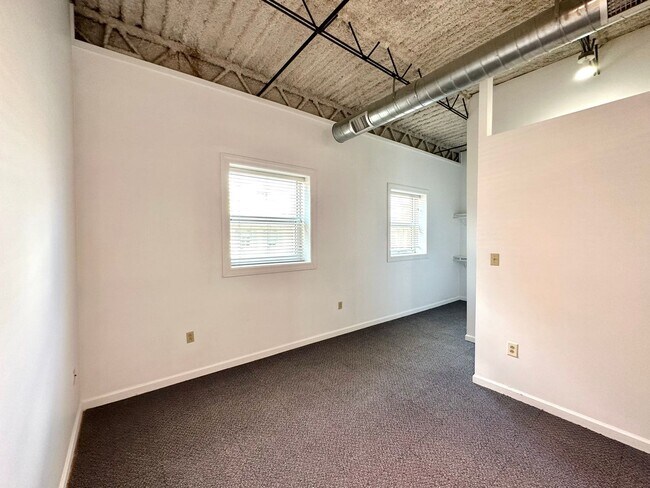 Building Photo - One Bed, One Bath Apartment in the Heart o...