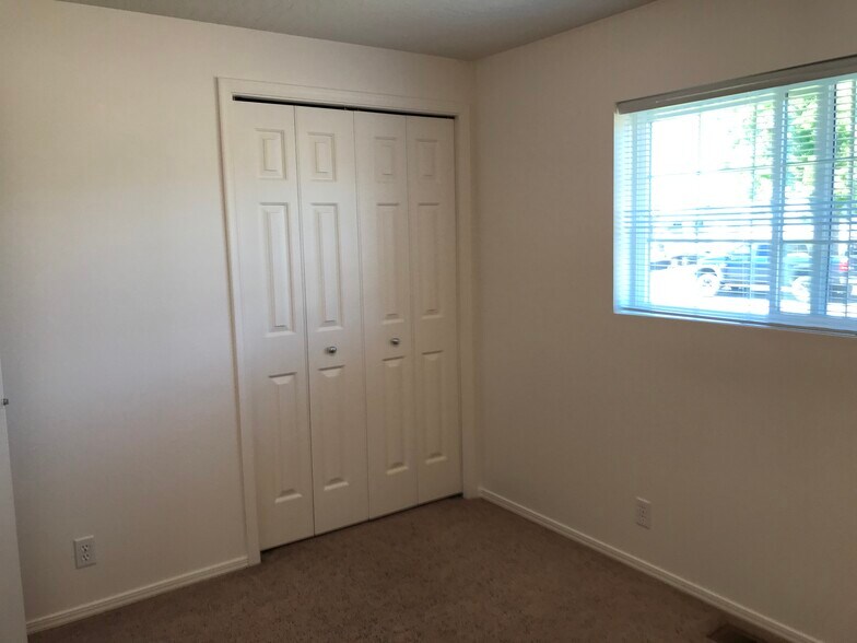Building Photo - 1090 Cedar Ct