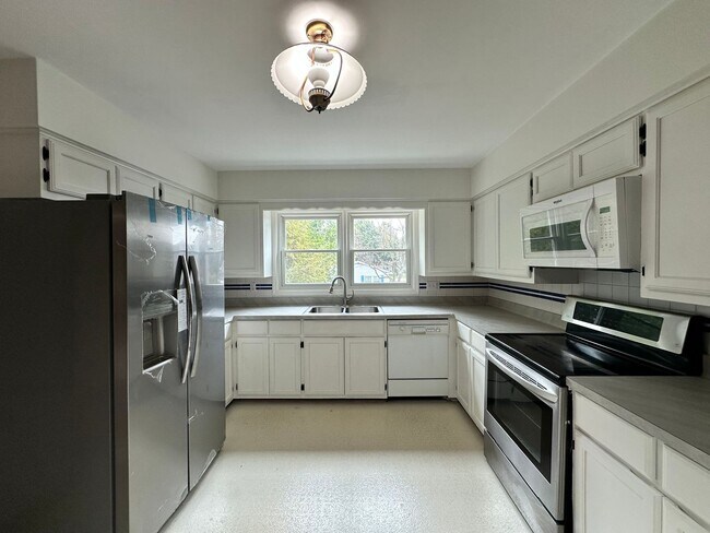 Building Photo - Four Bedroom Two and a Half Bath home avai...