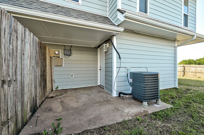 Building Photo - 727 Vicksburg Ave