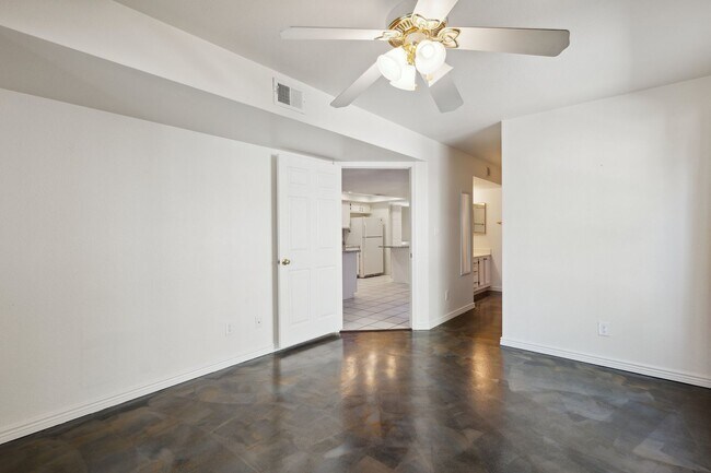 Building Photo - 205 N 74th St