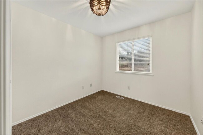 Building Photo - Comfortable Living in a Prime Central Boise Location