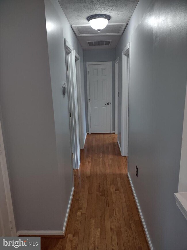 Building Photo - 351 Skyview Dr