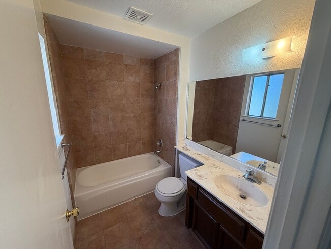 Building Photo - 2 bedroom | 1.5 bathroom | Citrus Heights Town Home