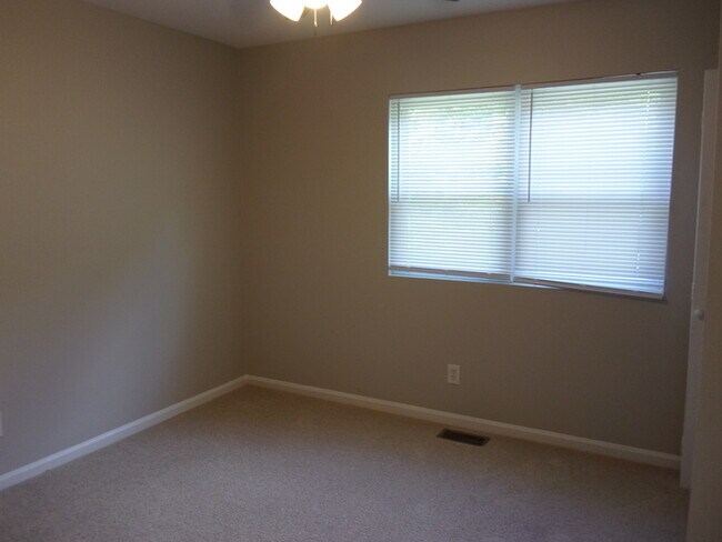 Building Photo - 2 Bedroom 1 1/2 Bath Townhome - Recently Updated and Freshly Painted