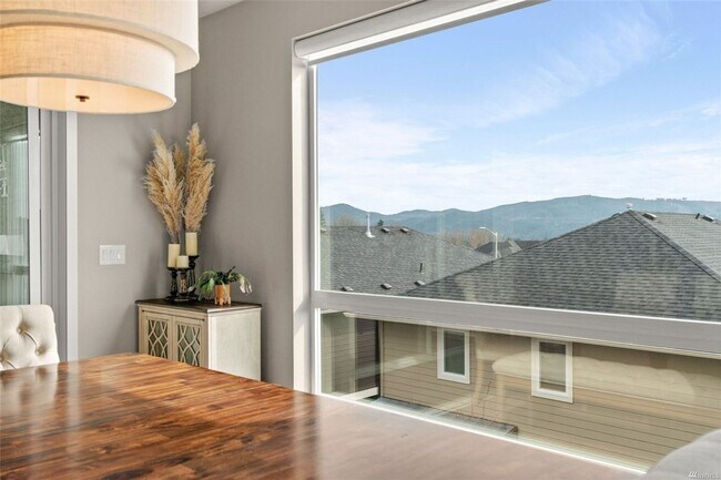Building Photo - Beautiful 4 bed/2.5 bath dream home in Mon...