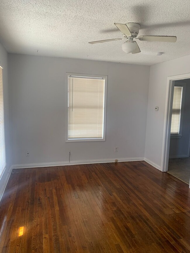 Building Photo - Located in Southlawn!!! 2 Bedrooms, 1 Bath...