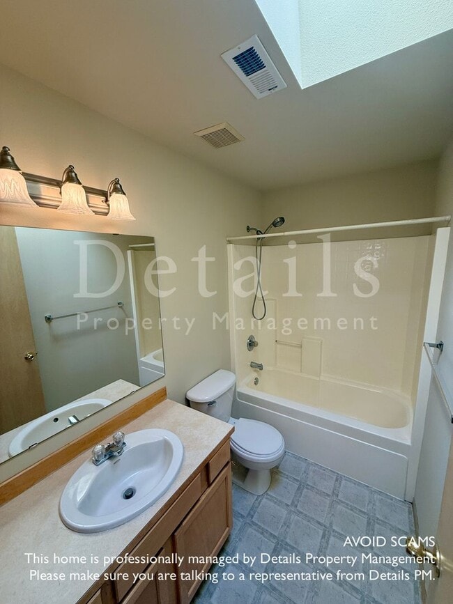 Building Photo - Large 3+ Bedroom Home in Port Orchard w/New Carpet & Paint