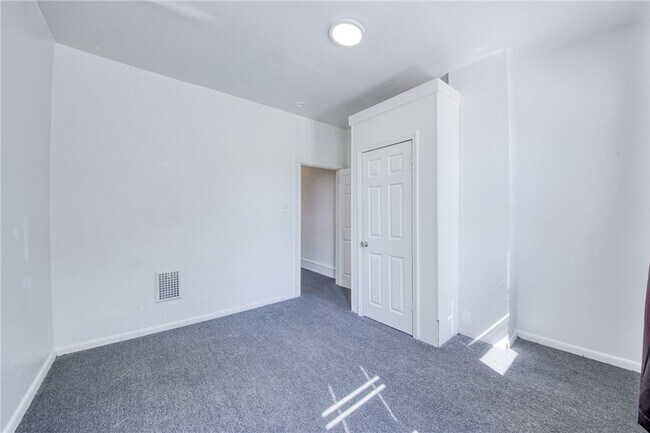 Building Photo - 354 Ophelia St