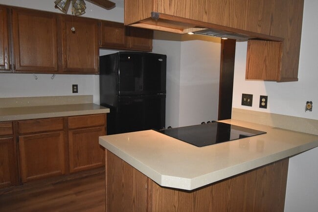 Building Photo - GREAT 3 BEDROOM/2 BATHROOM TOWNHOME WITH NEW PAINT & FLOORING. AVAILABLE 5/23.
