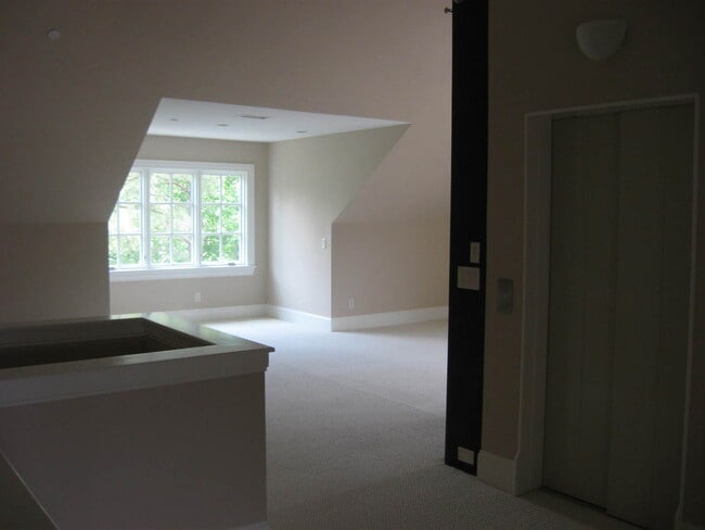 Building Photo - 4 Story Townhome in Greensboro NC