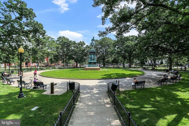 Building Photo - Practically new 1bd/1ba steps to Logan Cir...