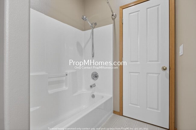 Building Photo - Spacious Three Bedroom Home in Clackamas!
