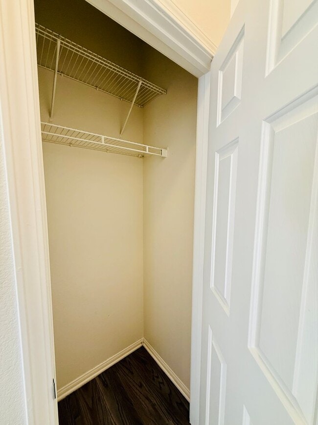 Building Photo - Charming Home in Henderson!