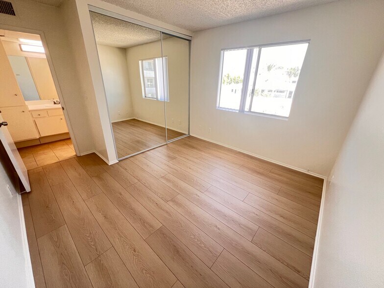 Building Photo - 4424 Woodman Ave