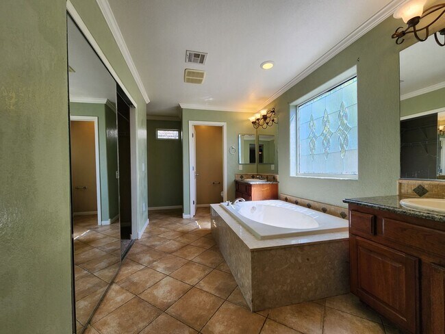 Building Photo - Stunning 4 Bed 3 Bath 2 Story Home with Loft