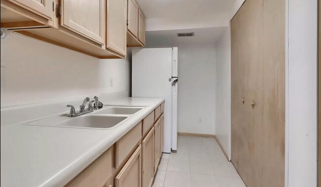Building Photo - Huge room in a large shared home, private bathroom, great neighborhood, friendly roommates!