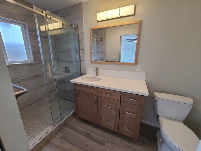 Building Photo - Spacious 4 bed 2 bath + 2 car garage & lar...