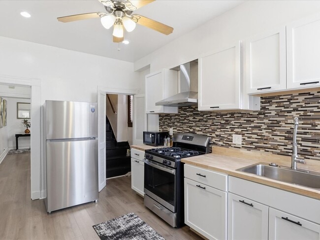 Building Photo - Charming Spacious Baltimore Rowhome