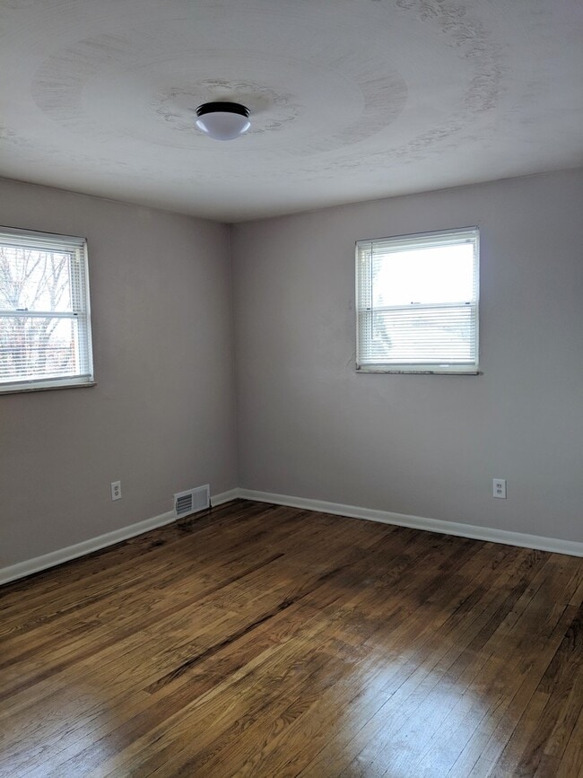 Building Photo - Beautifully Kept 4 Bedroom House next to U...