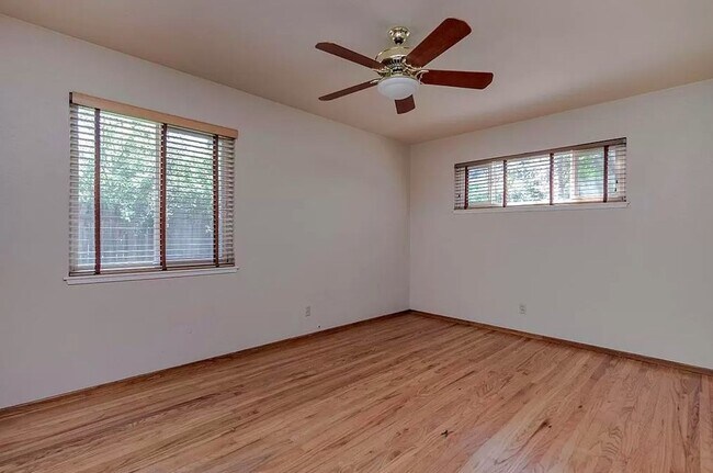Building Photo - Fantastic 3 Bed 2 Bath Home Available Now!