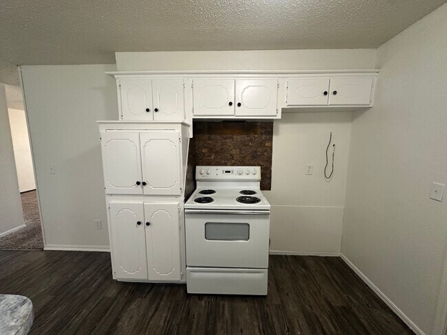 Building Photo - Spacious 4 bed, 1.5 bath