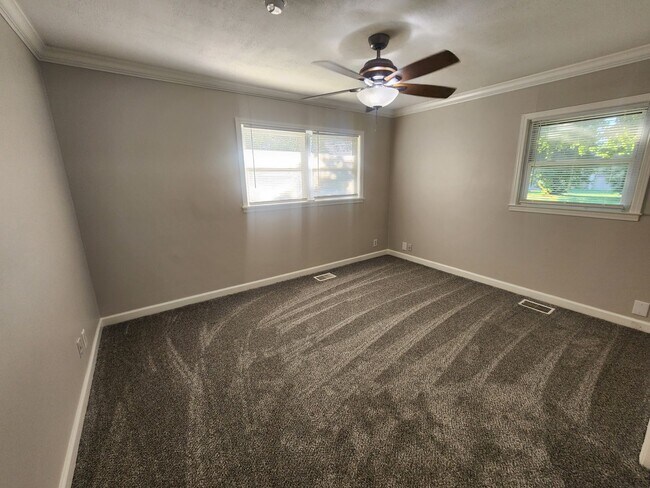 Building Photo - Updated 3 bedroom 1.5 home great for enter...