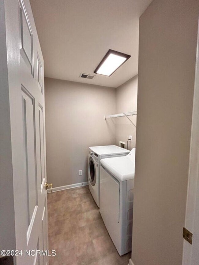 Building Photo - Beautiful brick home in sought-after Sandp...