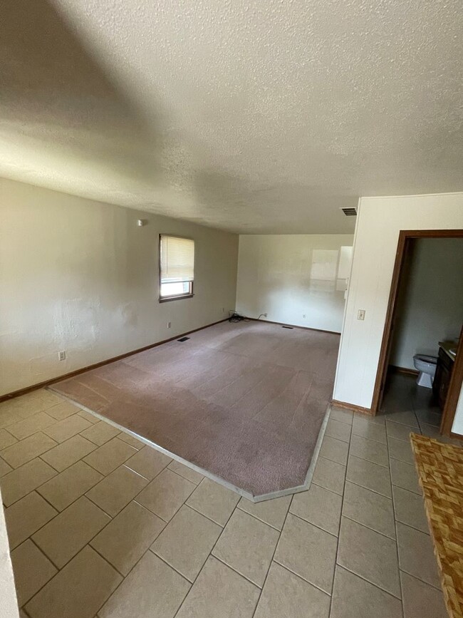 Building Photo - Bev House - 4 Bedroom, 1.5 Bath House - Av...