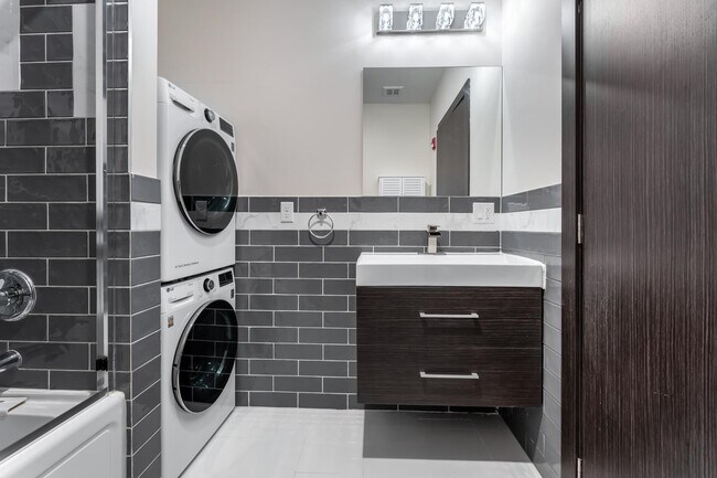 Building Photo - 65-67 Storms Ave