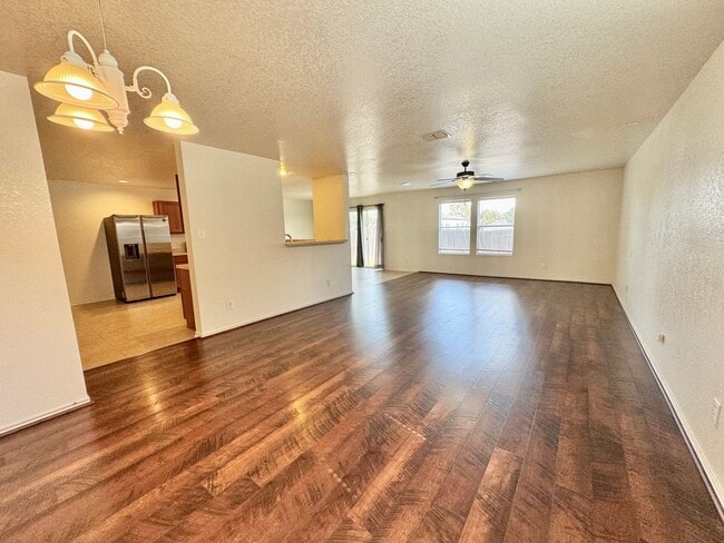 Building Photo - *COMING SOON* MOVE IN SPECIAL Beautifully Designed Two-Story Home with Loft and Garden Tub!