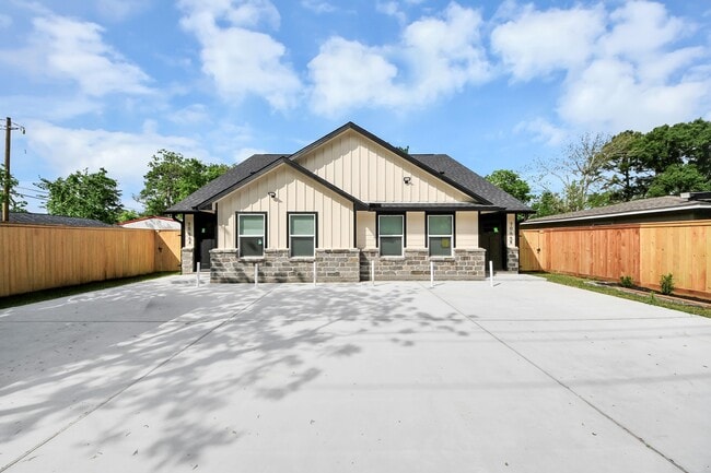 Building Photo - 7066 Villa Dr