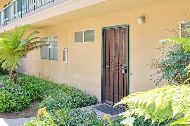Building Photo - Spacious 2-Bed, 2-Bath Condo in Prime Nort...