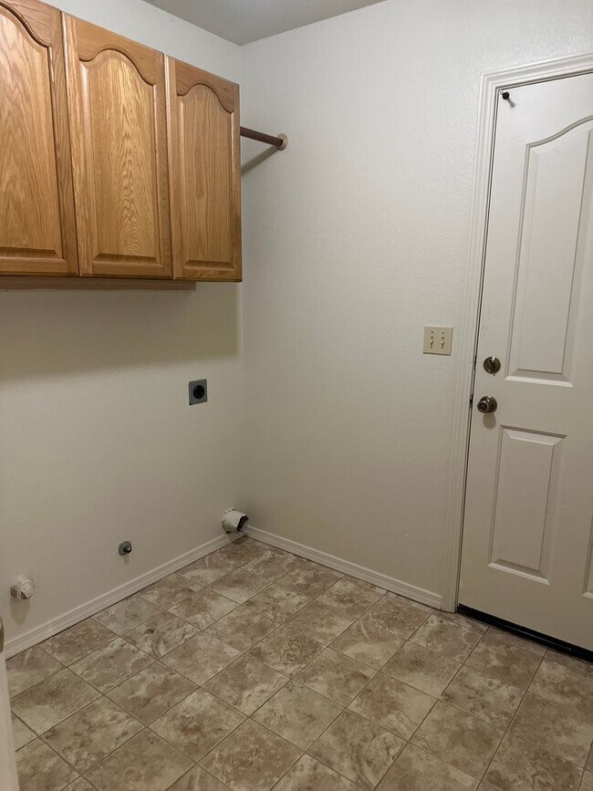 Building Photo - 4 BED 2 BATH HOME IN THE RAVENWOOD SUBDIVISION