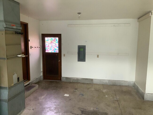 Building Photo - 2 Bedroom Duplex in Springfield