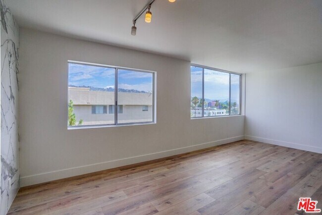 Building Photo - 435 N Oakhurst Dr