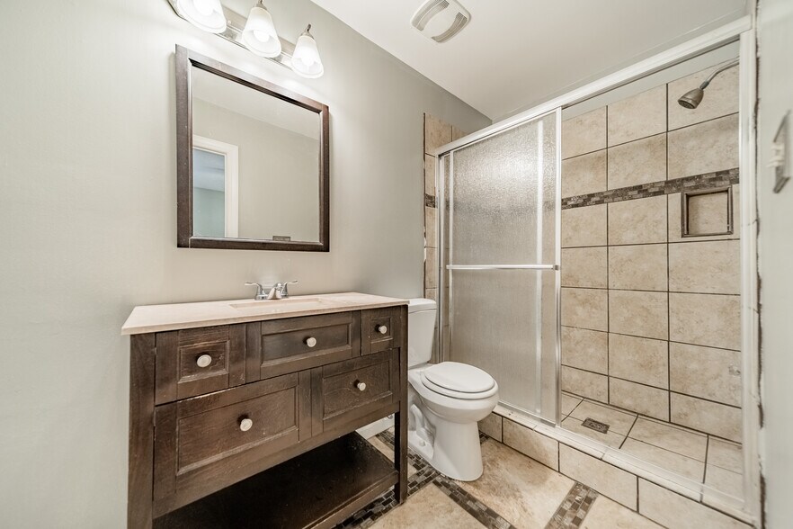 Building Photo - Room in House on Sherington Way