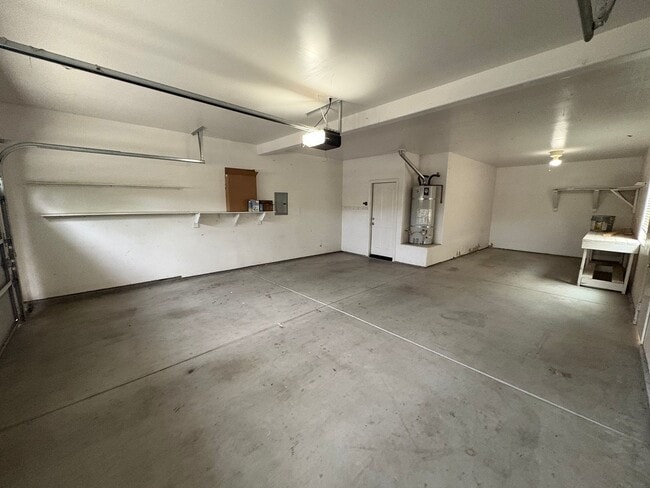 Building Photo - Spacious NW Visalia home Near Shopping Center Available Now!