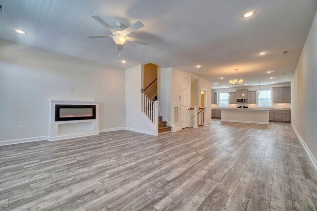 Building Photo - Available 08-05-25! Coastal Luxury Townhom...